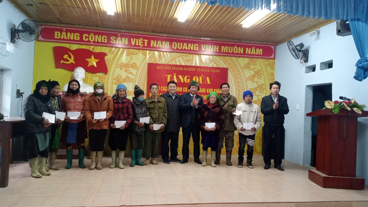 Hiệp hội Doanh nghiệp tỉnh Hà Giang tặng quà tại xã Tả Ván