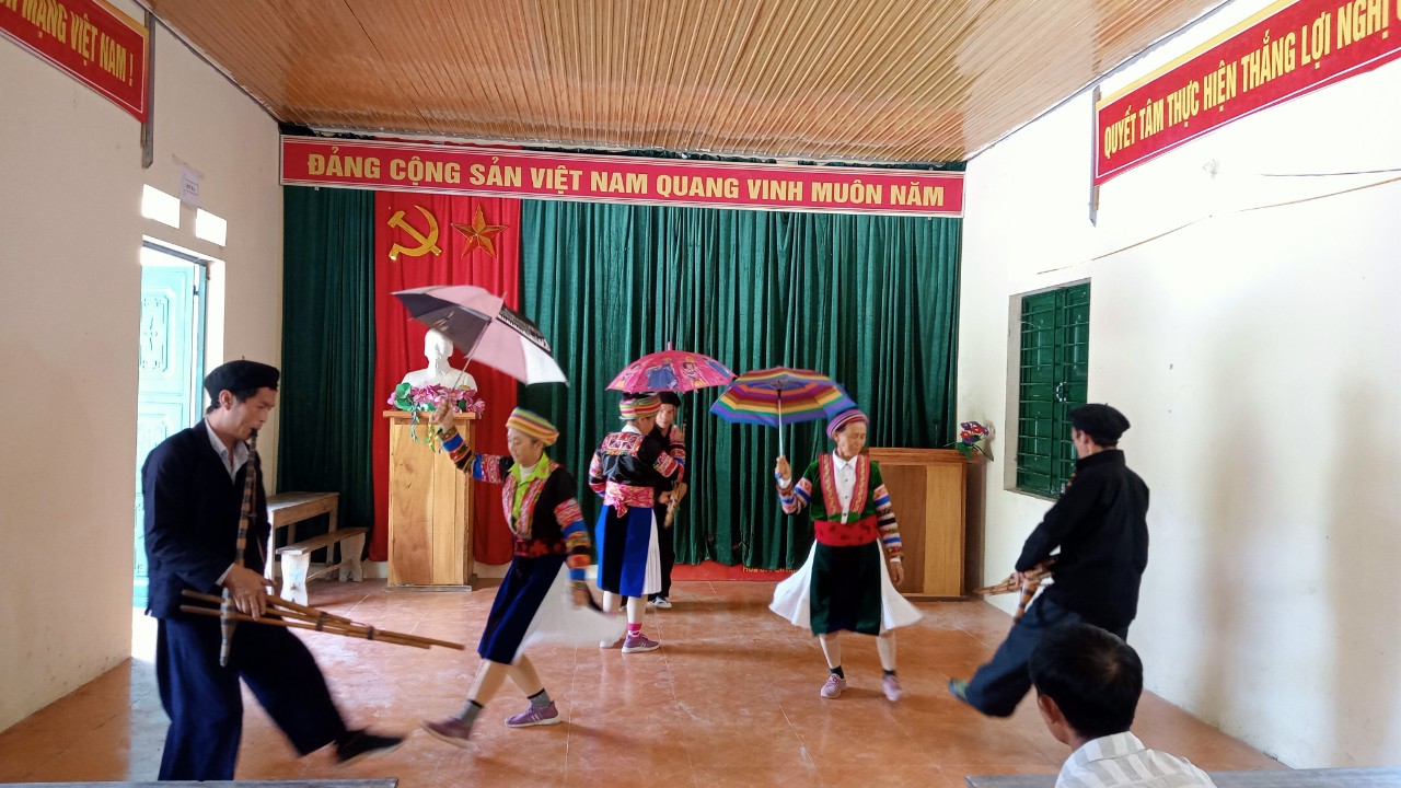 Thôn Hòa Sì Pan tổ chức sinh hoạt chi Hội cựu chiến binh và tổ chức sinh hoạt Câu lạc bộ khèn Mông